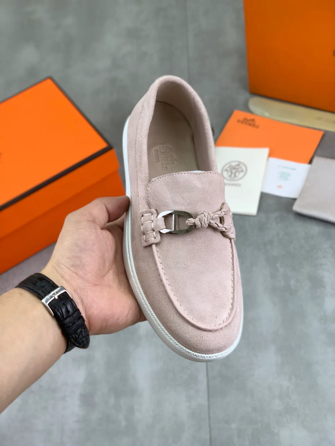 Factory price P600, new model, top version, original order, Hermes men's Drift Sneaker, new summer casual sports shoes, original purchase, development, production, H family men's classic series, technical breathable fabrics with cowhide, casual sports shoes, casual sports dad shoes, combined with high-tech breathable materials and cowhide, H family exclusive button decoration on the side. The outsole is full of H italic design and bright colors to show vitality and continue the brand design inspiration. Stroll around the city lightly and feel free and comfortable. Delivered in exquisite packaging🛍📦 ▪️Fabric: original customized breathable material + first layer of frosted cowhide ▪️Inner: cowhide feet ▪️Outsole: molded and evacuated PU+TPU material ▪️Size: 35-45 Multiple colors available Premium packaging